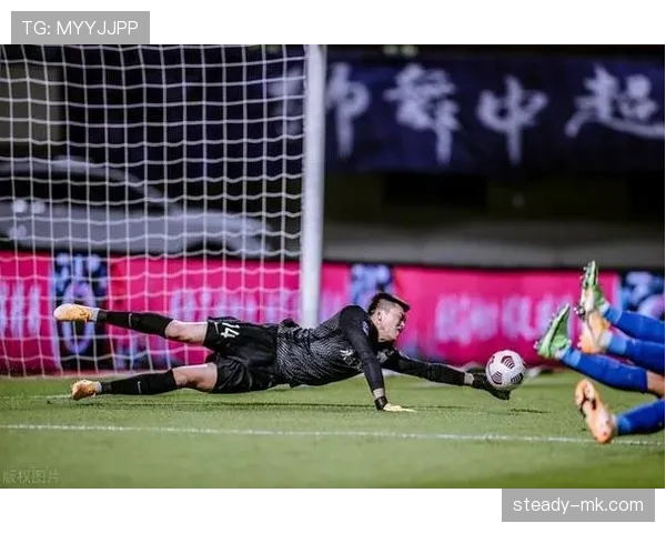 颜骏凌神勇扑救再现，力保球门助球队筑牢防线