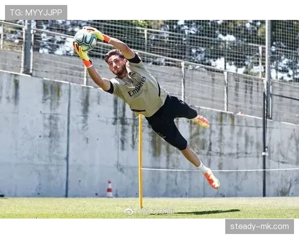 瓦拉内率队全力备战新赛季,斗志昂扬彰显团队凝聚力