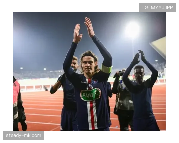 卡瓦尼坐咖啡店像邻居大叔，账单一出我才知道自己在看行走的奢侈品目录